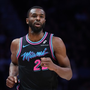 半岛体育-摔破保温杯？希罗反击助飞维金斯空接暴扣 后者4中3拿8分了！