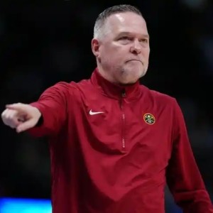 半岛体育-放弃NBA，执教北卡罗来纳大学，迈克马龙年薪有多少？培养约基奇|掘金|NCAA|萨克拉门托国王队|尼古拉-约基奇|克利夫兰骑士队_新浪体育_新浪新闻